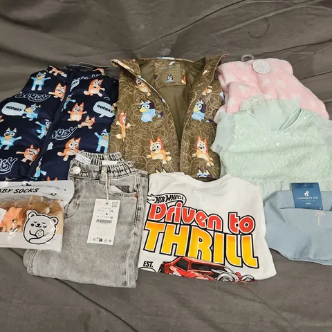 BOX OF APPROXIMATELY 30 ASSORTED KIDS CLOTHING ITEMS TO INCUDE - COAT - HAT - TOPS, ETC