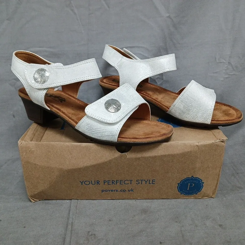 BOXED PAIR OF PAVERS EASYFIT OPEN TOE LOW BLOCK HEEL SANDALS IN WHITE SIZE 6 (EU 39)