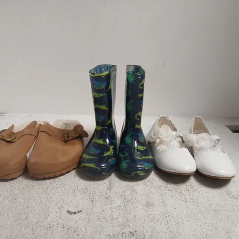 BOX OF APPROXIMATELY 15 ASSORTED PAIRS OF SHOES AND FOOTWEAR ITEMS IN VARIOUS COLOURS, STYLES, AND SIZES - COLLECTION ONLY