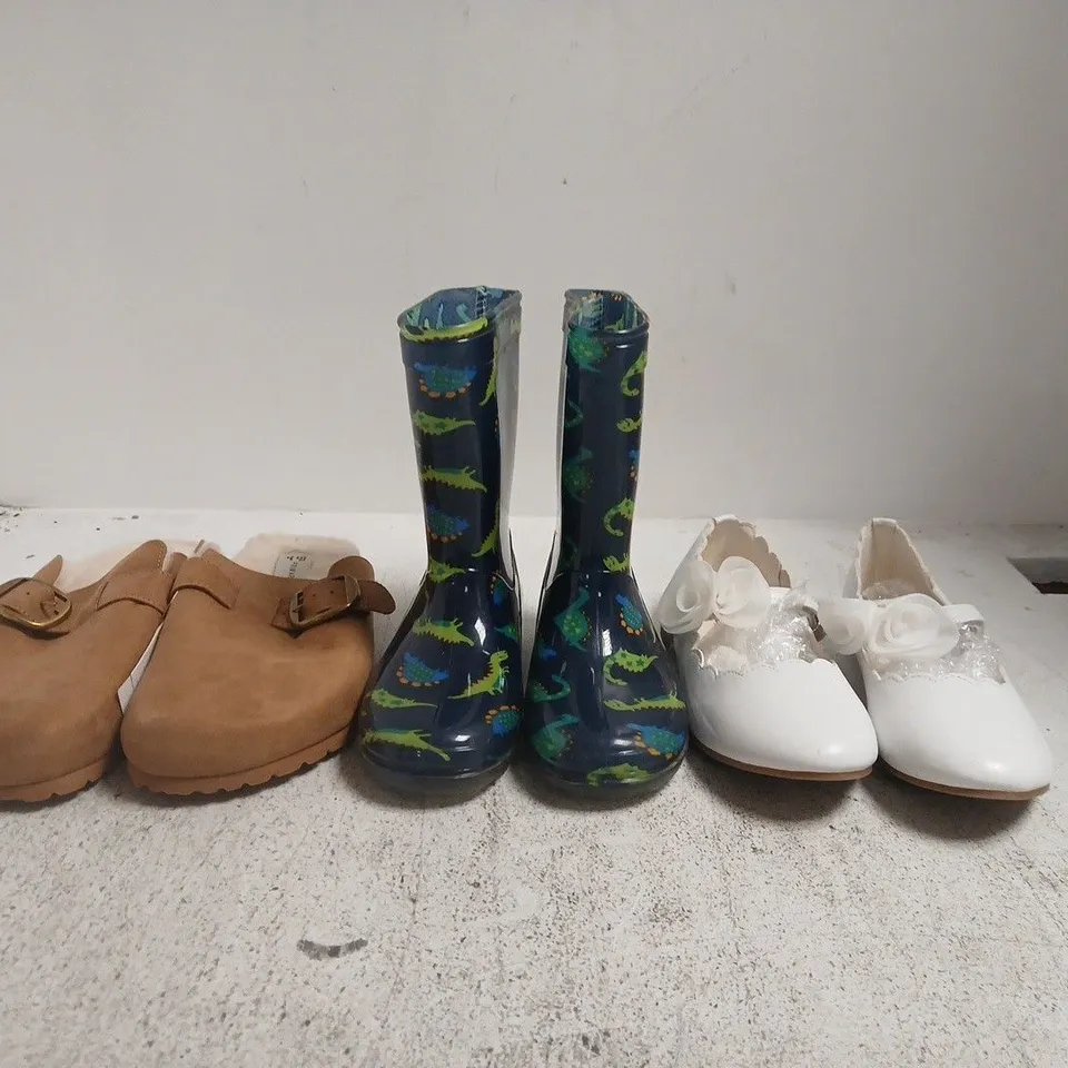 BOX OF APPROXIMATELY 15 ASSORTED PAIRS OF SHOES AND FOOTWEAR ITEMS IN VARIOUS COLOURS, STYLES, AND SIZES - COLLECTION ONLY