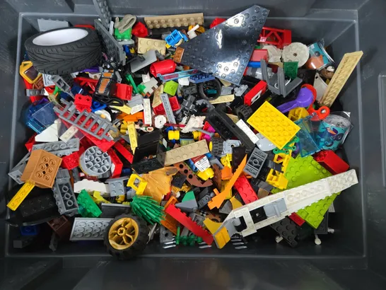 Lot 2046: TOTE OF ASSORTED LEGO PIECES - 5238315 | Simon Charles ...