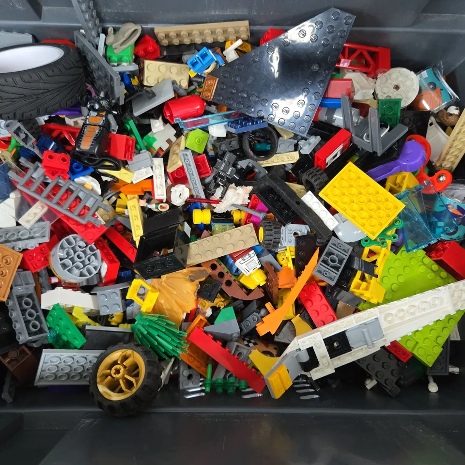 TOTE OF ASSORTED LEGO PIECES