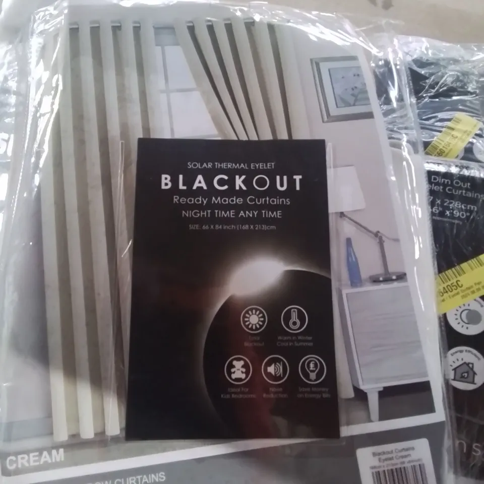 LOT CONTAINING VARIOUS CURTAINS DUVET MATRESS TOPPER ETC. (SIZES AND COLOURS VARY)