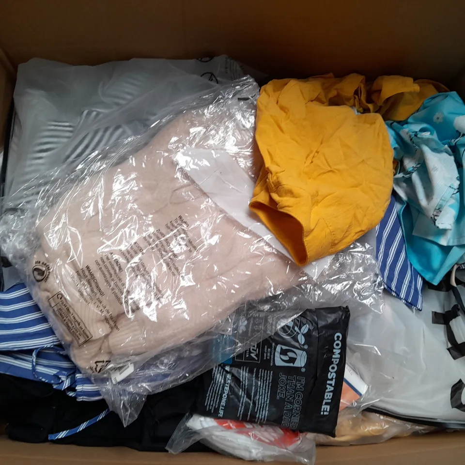 BOX OF APPROXIMATELY 25 ASSORTED CLOTHING ITEMS TO INCLUDE - JUMPERS, TOPS, DRESSES ETC