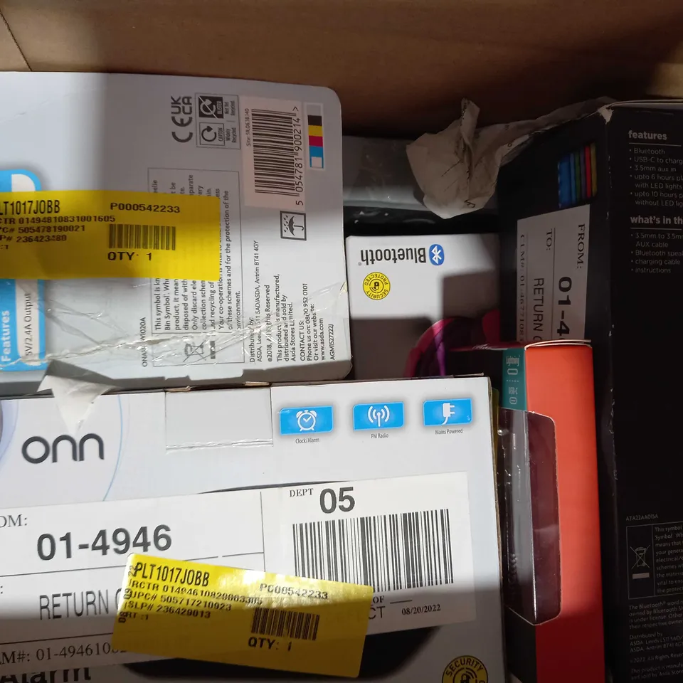 LOT OF APPROXIMATELY 10 ASSORTED HOUSEHOLD ITEMS TO INCLUDE PHILEX COAX CONNECTION KIT, ASDA TECH SYNC AND CHARGE CABLE, ONN COAXIAL COUPLER, ETC