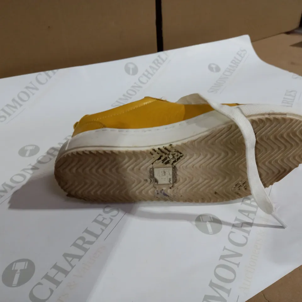 MODA IN PELLE YELLOW SHOE SIZE 3