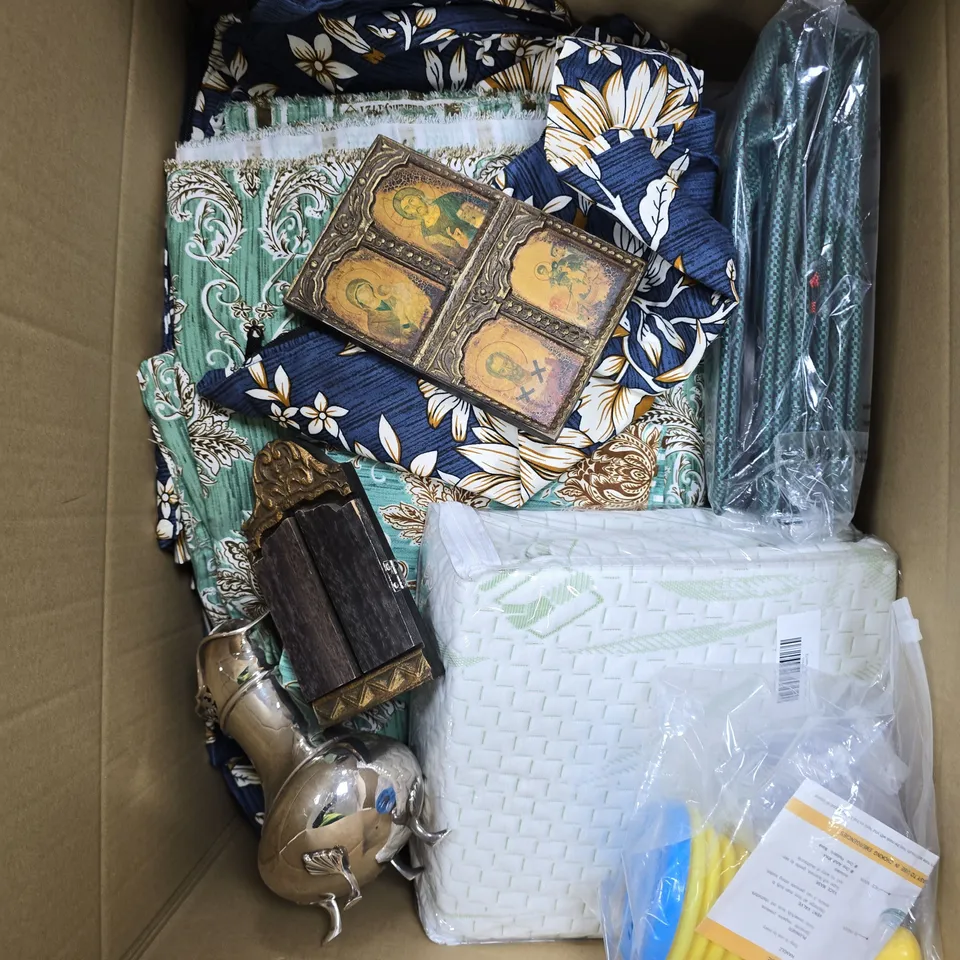 APPROXIMATELY 15 ASSORTED HOUSEHOLD PRODUCTS TO INCLUDE HOME DÉCOR, WATERPROOF COVER, THROWS ETC 