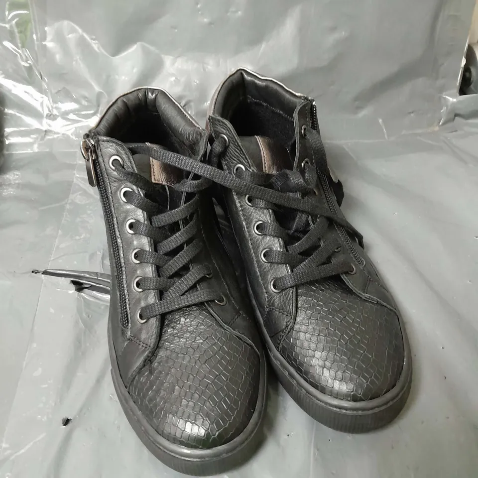 ADESSO LADIES LUNA TRAINERS BLACK SIZE 5
