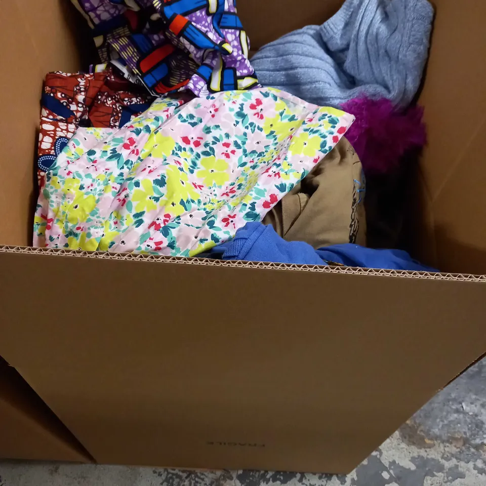 LOT OF APPROX 25 ASSORTED CLOTHING ITEMS VARYING IN SIZE/COLOUR/STYLE TO INCLUDE: TROUSERS, TOPS, DRESSES