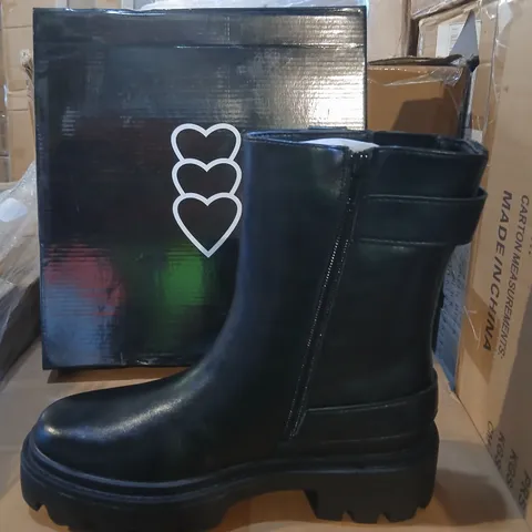 KOI RIVEN CHUNKY BOOTS BLACK SIZE 6