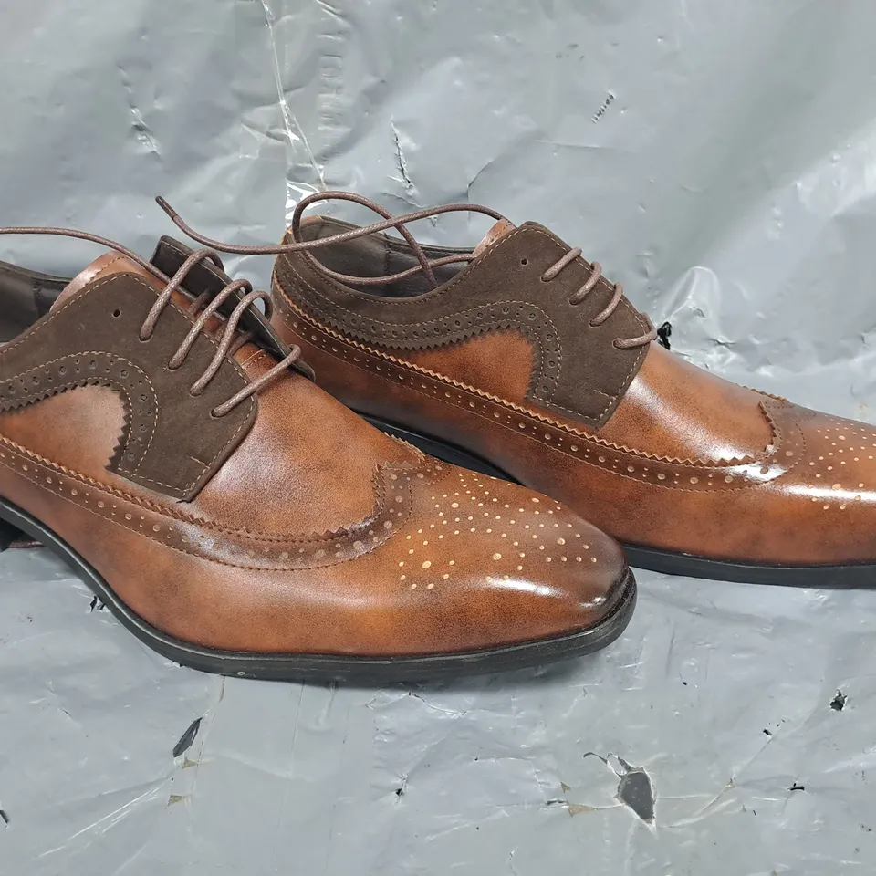 BOXED PAIR OF UNBRANDED LACE UP SHOES IN BROWN SIZE EU 45