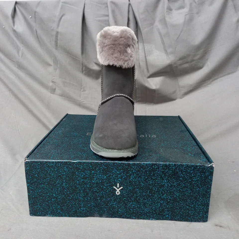 BOXED PAIR OF EMU AUSTRALIA BOOTS IN DARK GREY SIZE 6
