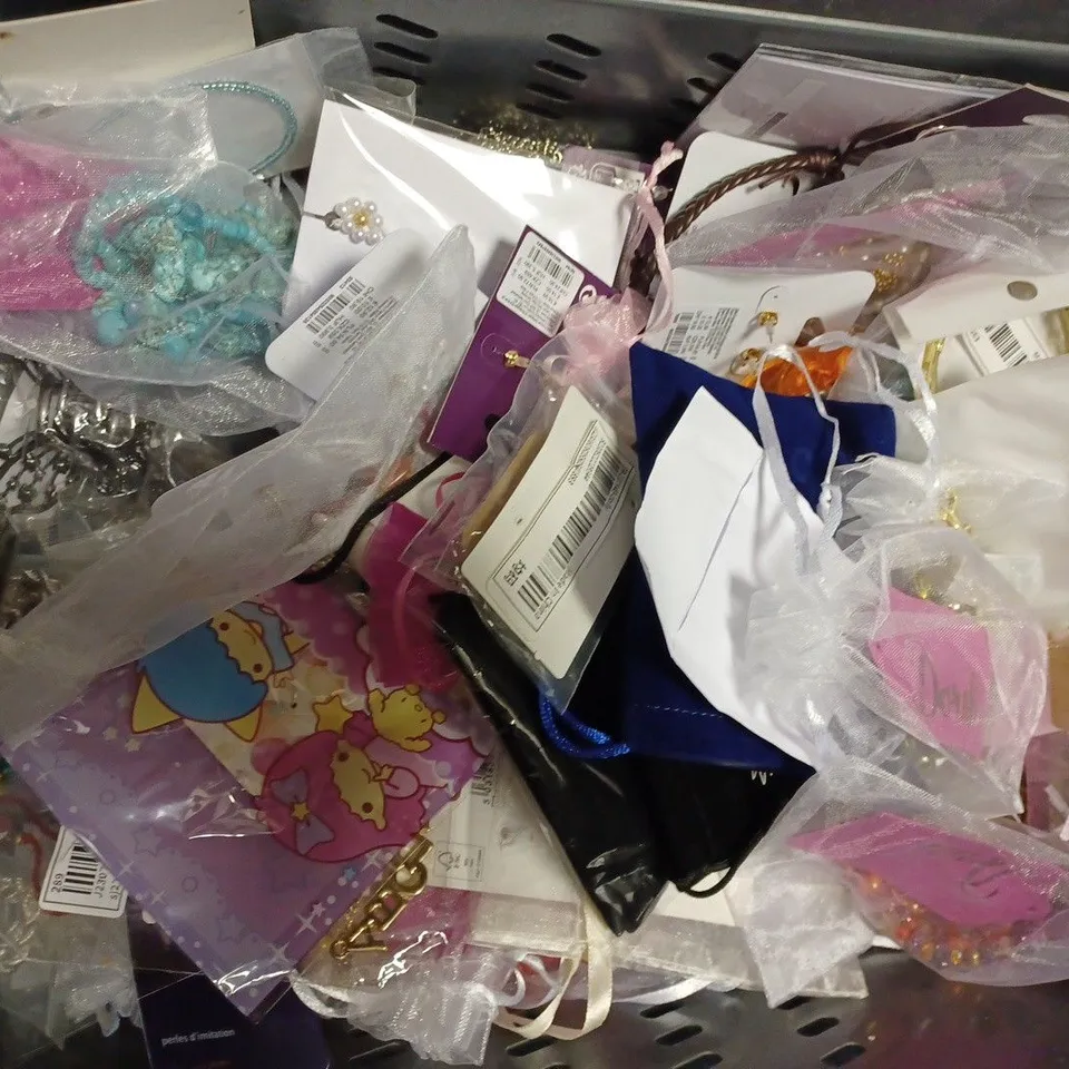 BOX OF APPROX 20 ASSORTED ITEMS TO INCLUDE INSTINCT SOLAR WATCH, AFTER GLOW LUXURY TAN MOUSSE, PHILIP JONES DAISY EARRINGS, ETC. 