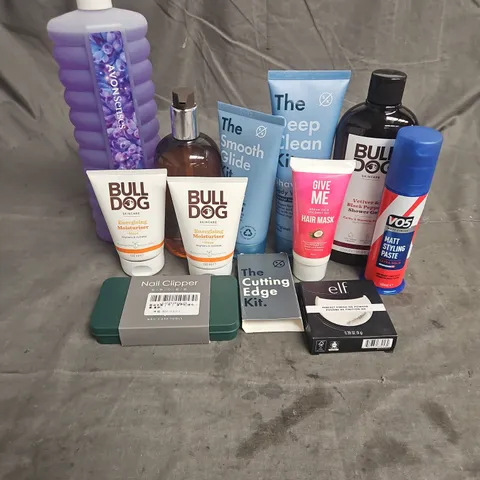 APPROXIMATELY 20 ASSORTED HEALTH & BEAUTY PRODUCTS TO INCLUDE - BULLDOG ENERGISING MOISTURISER - SHAVE KIT BODY WASH - VO5 MATT STYLING PASTE - ETC