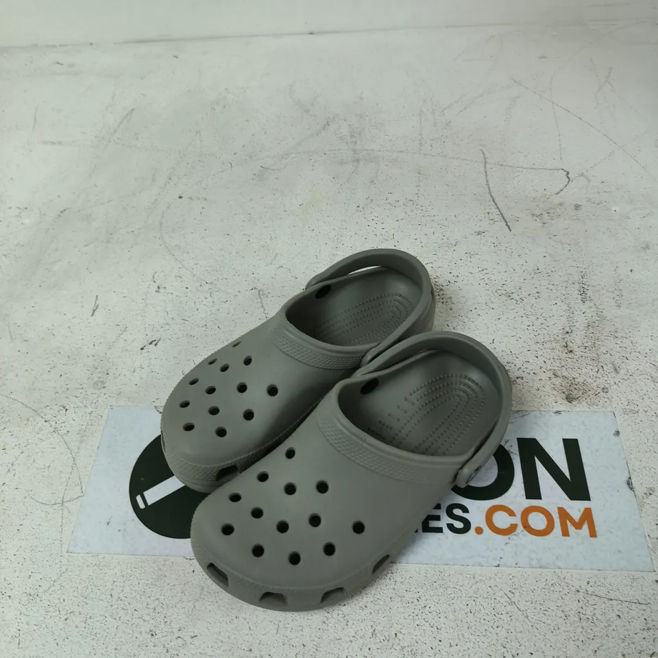 CROCS GREY CLASSIC CLOG SHOES – UK 5 (US WOMEN 7, US MEN 5)