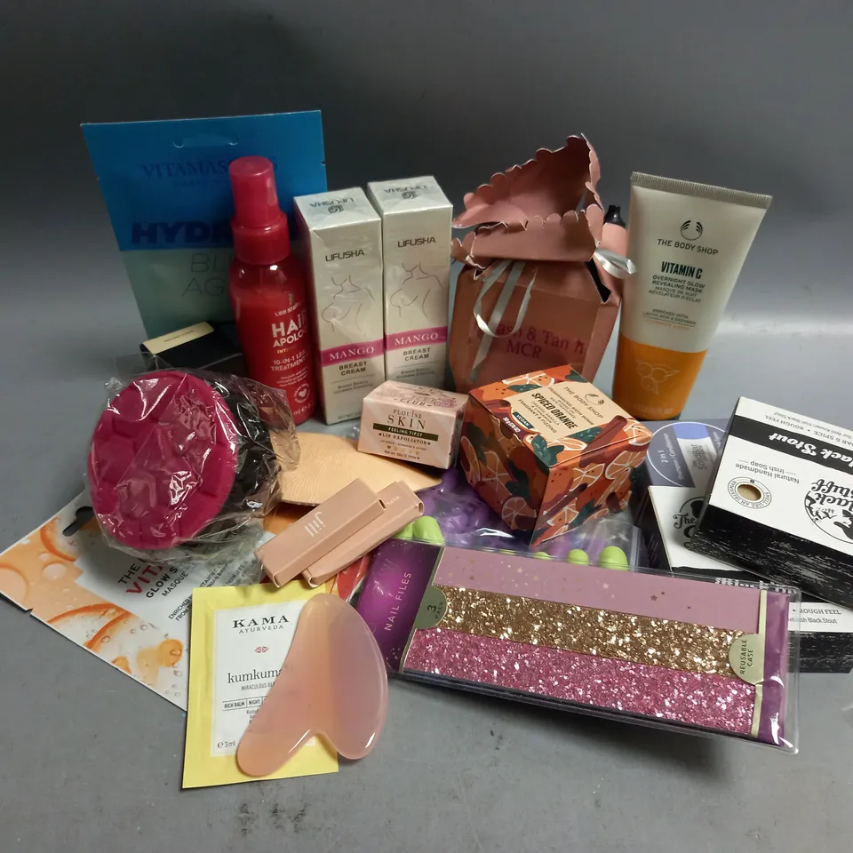 APPROXIMATELY 20 ASSORTED HEALTH AND BEAUTY PRODUCTS TO INCLUDE HUDA BEAUTY BABY BAKE LOOSE BAKING & SETTING POWDER, LIFUSHA MANGO BREAST CREAM, THE BLACK STUFF IRISH SOAP 