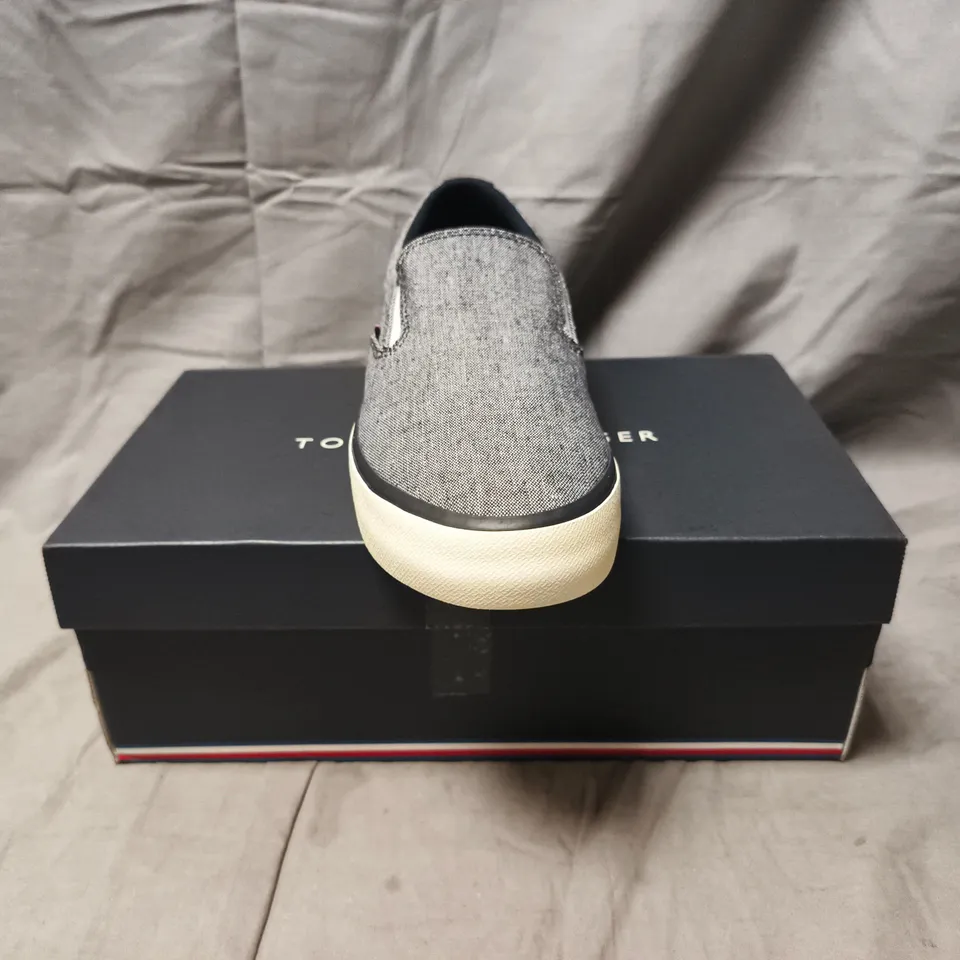 BOXED PAIR OF TOMMY HILFIGER LOW SLIP-ON SHOES IN NAVY SIZE UK 6.5