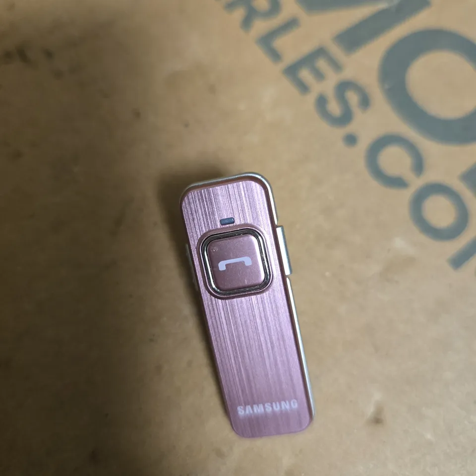 BOX OF APPROXIMATELY 50 ASSORTED BLUETOOTH EAR PIECES INCLUDING NOKIA  AND SAMSUNG 