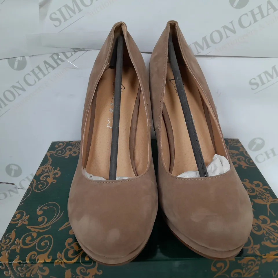 BOXED PAIR OF CLARAS CLOSED TOE THIN BLOCK HEELS IN CAMEL - SIZE 38