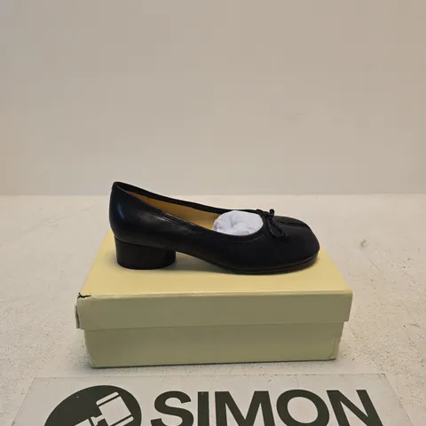 WOODCHUCKSATO LEATHER BALLET PUMP WITH BOW – EU 40