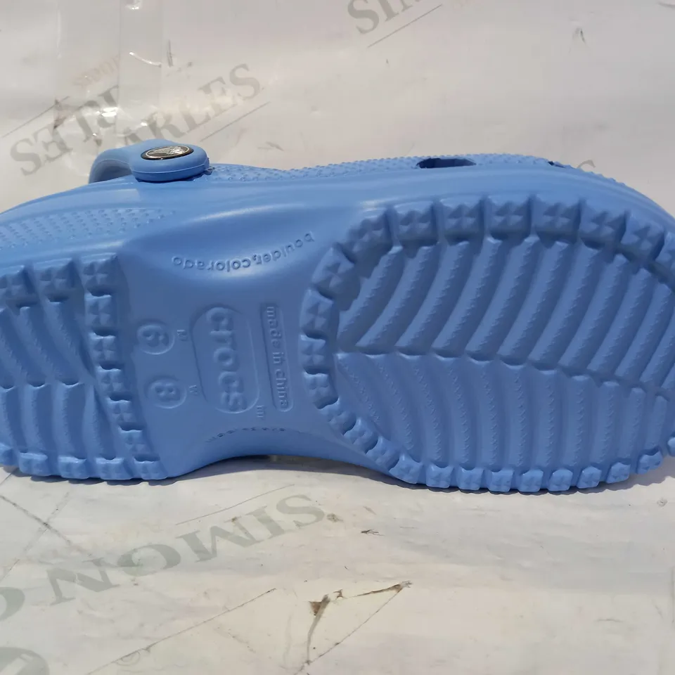 BOXED PAIR OF CROCS CLASSIC IN BLUE SIZE M6/W8