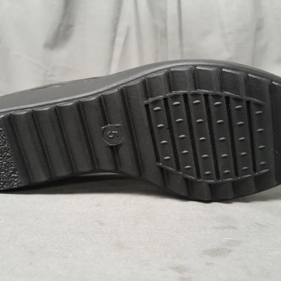 BOXED PAIR OF CUSHION-WALK SHOES IN BLACK SIZE 5