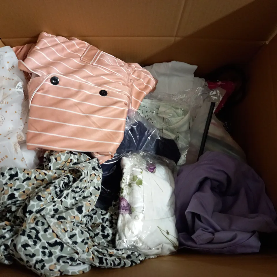 LARGE QUANTITY OF CLOTHING ITEMS TO INCLUDE DRESSES, SWEATERS, JEANS, T-SHIRTS, ETC
