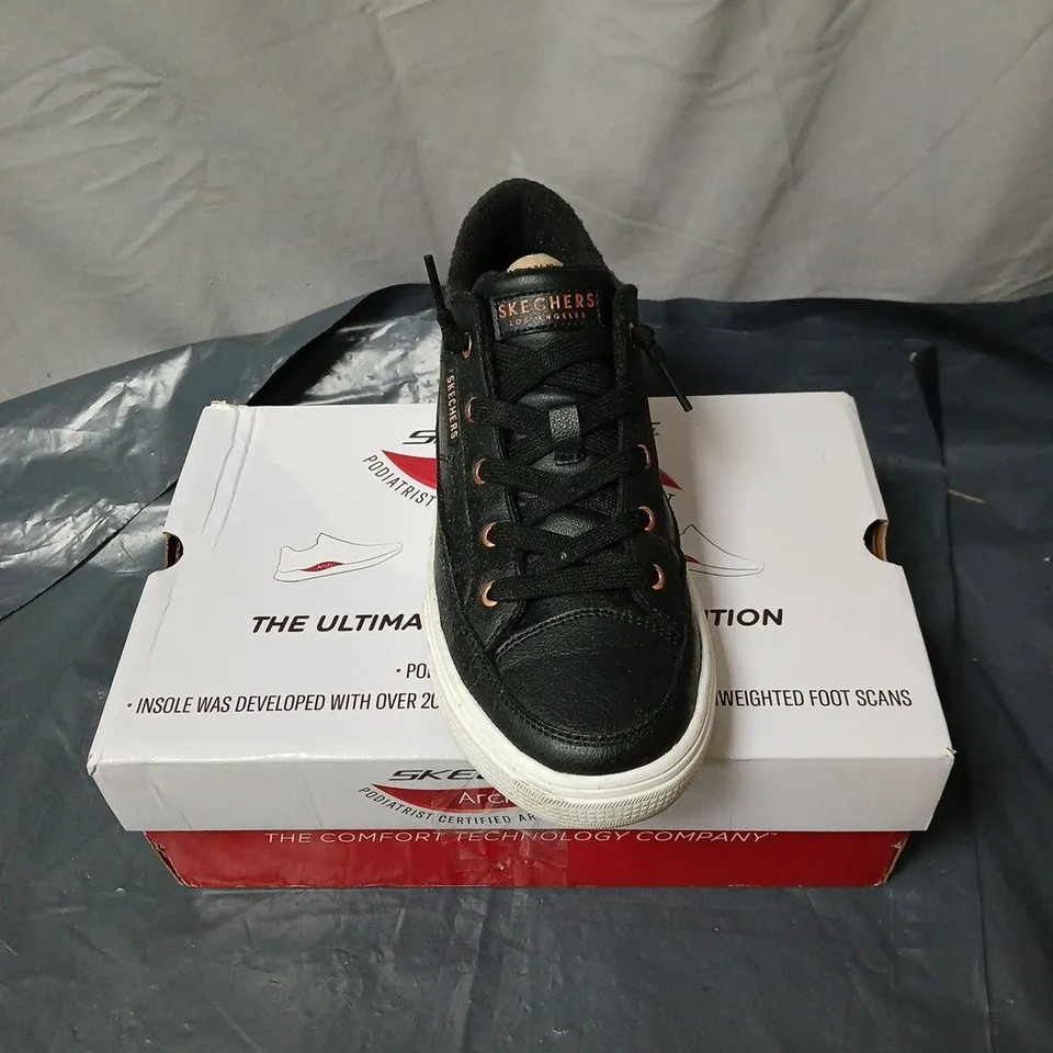 BOXED PAIR OF SKECHERS ARCADE TRAINERS IN BLACK SIZE 5.5