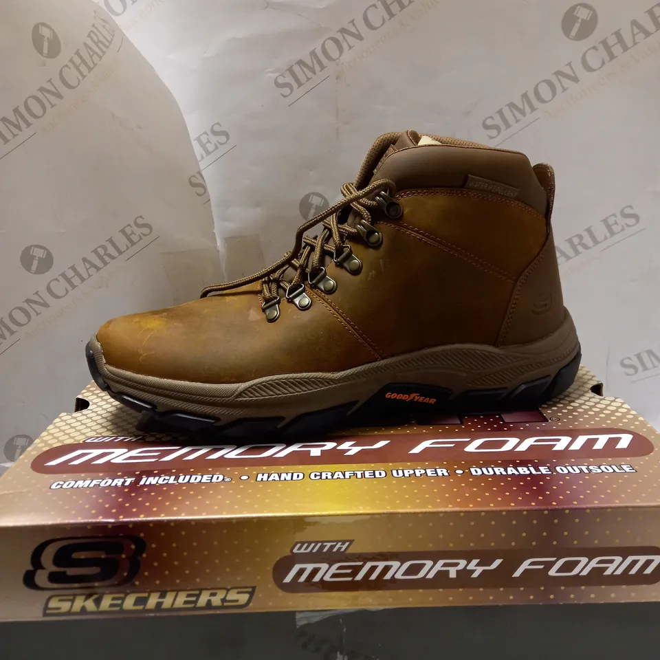 SKECHERS MEN'S DARK BROWN LACE UP BOOTS - SIZE 10