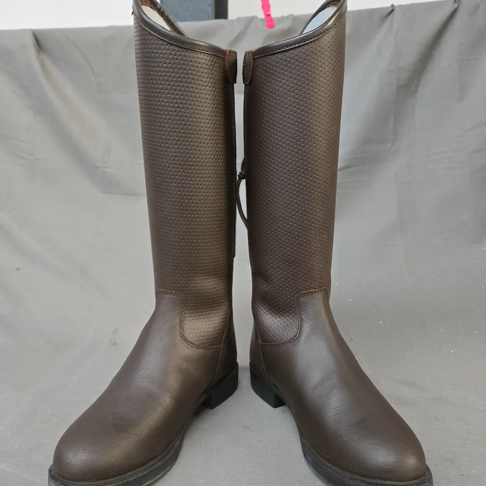 BOXED PAIR OF HY EQUESTRIAN CHILDREN'S RIDING BOOTS IN BROWN SIZE 12