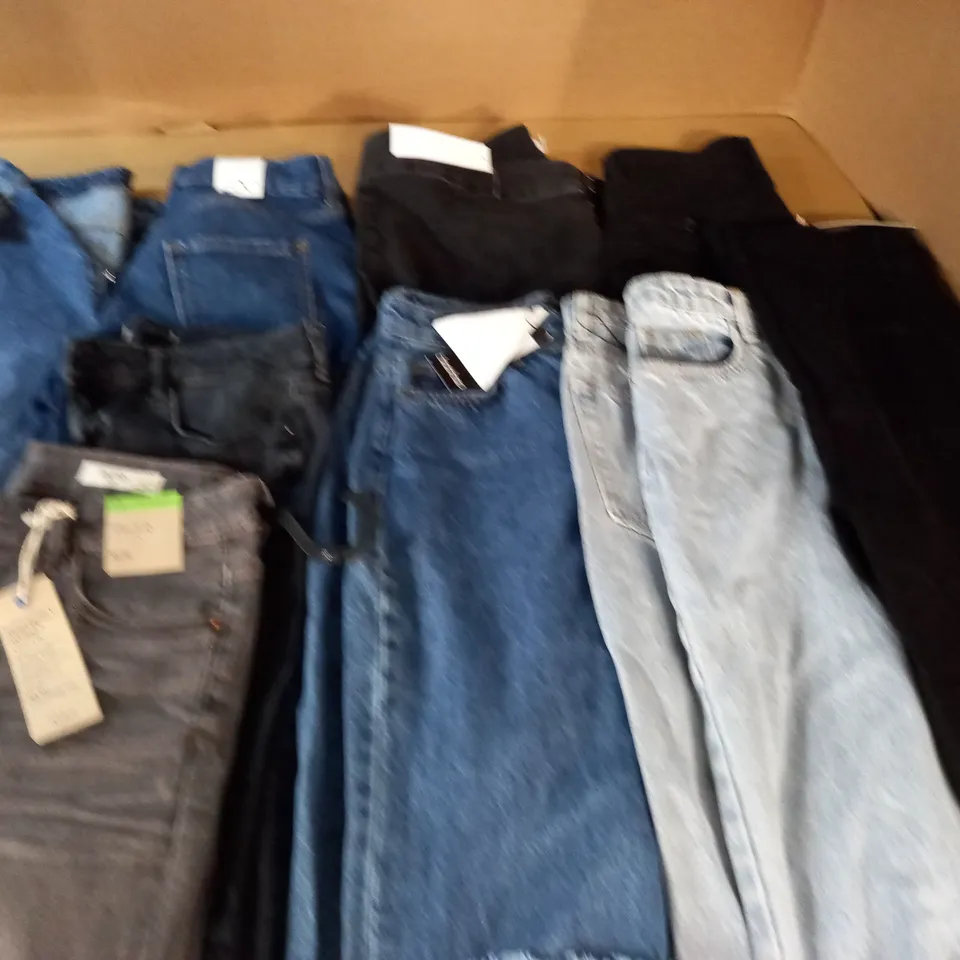 LOT OF 9 ASSORTED PAIRS OF JEANS IN VARIOUS SIZES