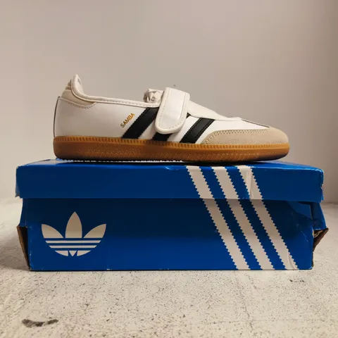 BOXED PAIR OF ADIDAS SAMBA JANE SHOES IN WHITE SIZE UK 4.5