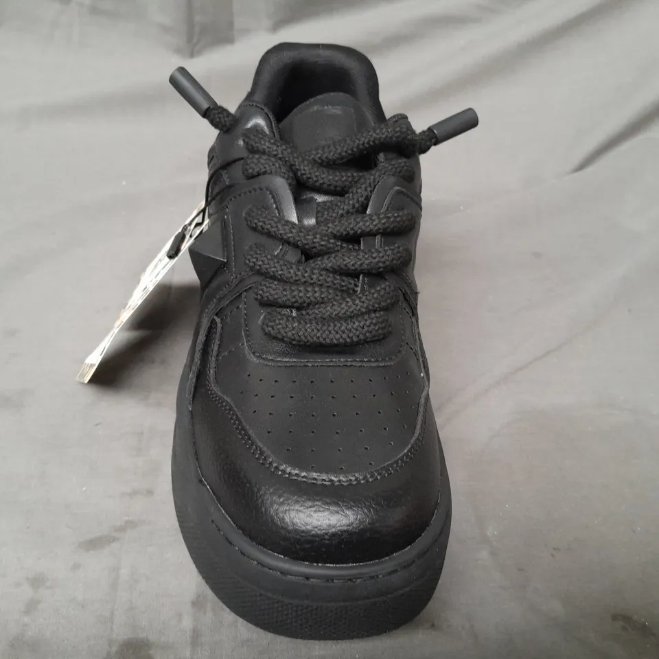 BOXED PAIR OF SASAIA SHOES IN BLACK W. STUD EU SIZE 41