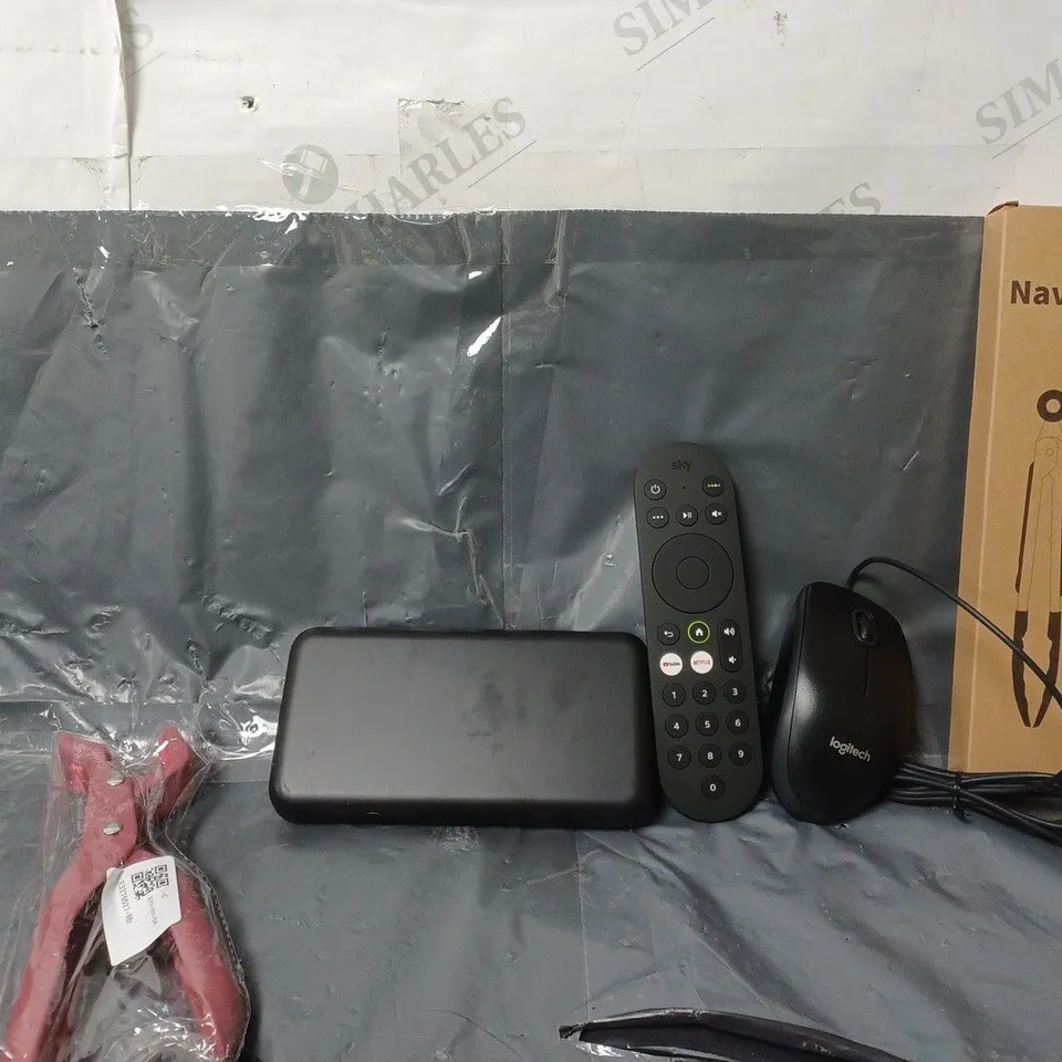 BOX OF APPROXIMATELY 12 ASSORTED ITEMS TO INCLUDE - LOGITECH WIRELESS MOUSE , NAVANI TONGUES , EE TC BOX MINI ETC 
