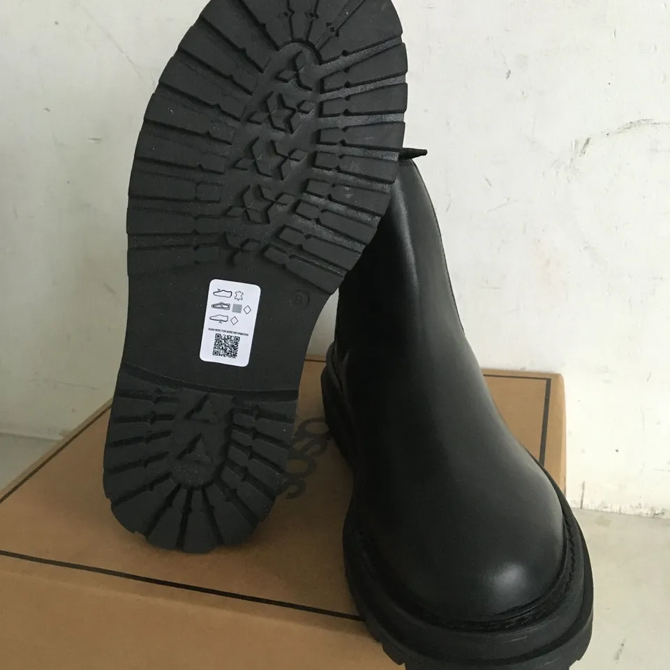 BOXED PAIR OF SIZE 8 ASOS BLACK WIDE-FIT CHELSEA BOOTS