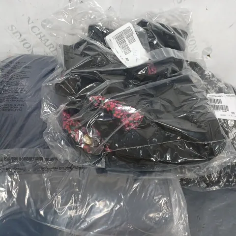 APPROXIMATELY 20 ASSORTED CLOTHING IN VARIES SIZES AND COLOURS