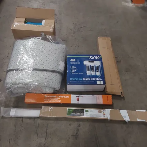 PALLET OF ASSORTED ITEMS INCLUDING: UNDERSINK WATER FILTRATION, KIDS RIDE IN SUITCASE, RUG, RETRACTABLE SAFETY GATE, AIRAND LIGHT ECT