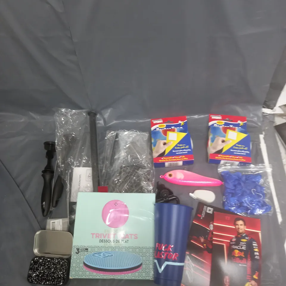 BOX OF APPROXIMATELY 8 ASSORTED ITEMS TO INCLUDE - POSTER TAPE, TRIVET MATS, AND PEBBLE MAGNETS ETC. 