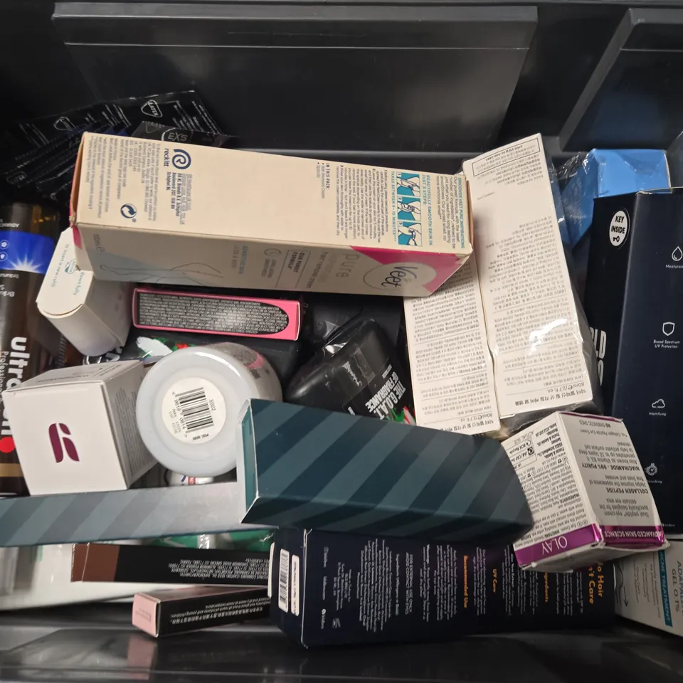 APPROXIMATELY 20 ASSORTED HEALTH & BEAUTY PRODUCTS TO INCLUDE LYNX BLACK, LUMIN CHARCOAL FACE WASH DAILY DETOX, OLAY EYES, ETC
