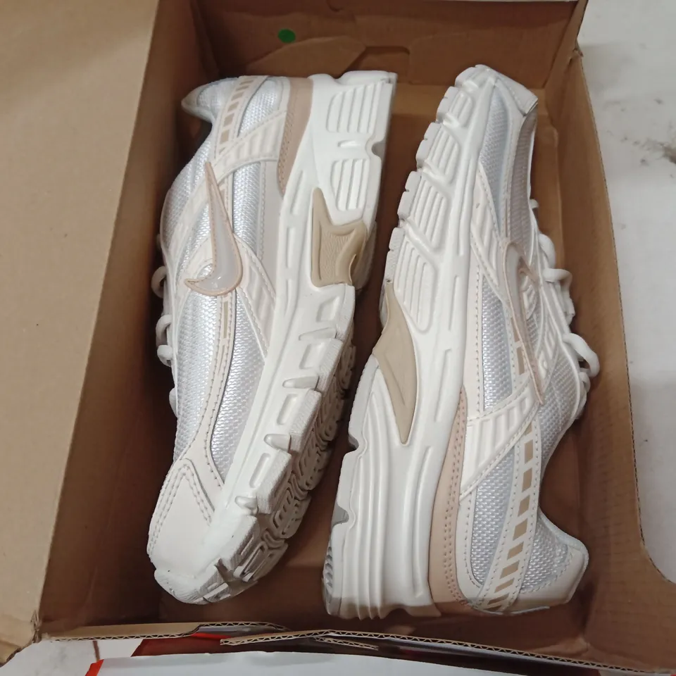 BOXED NIKE INITIATOR TRAINERS – WHITE/BEIGE, UK 5 (MEN'S)