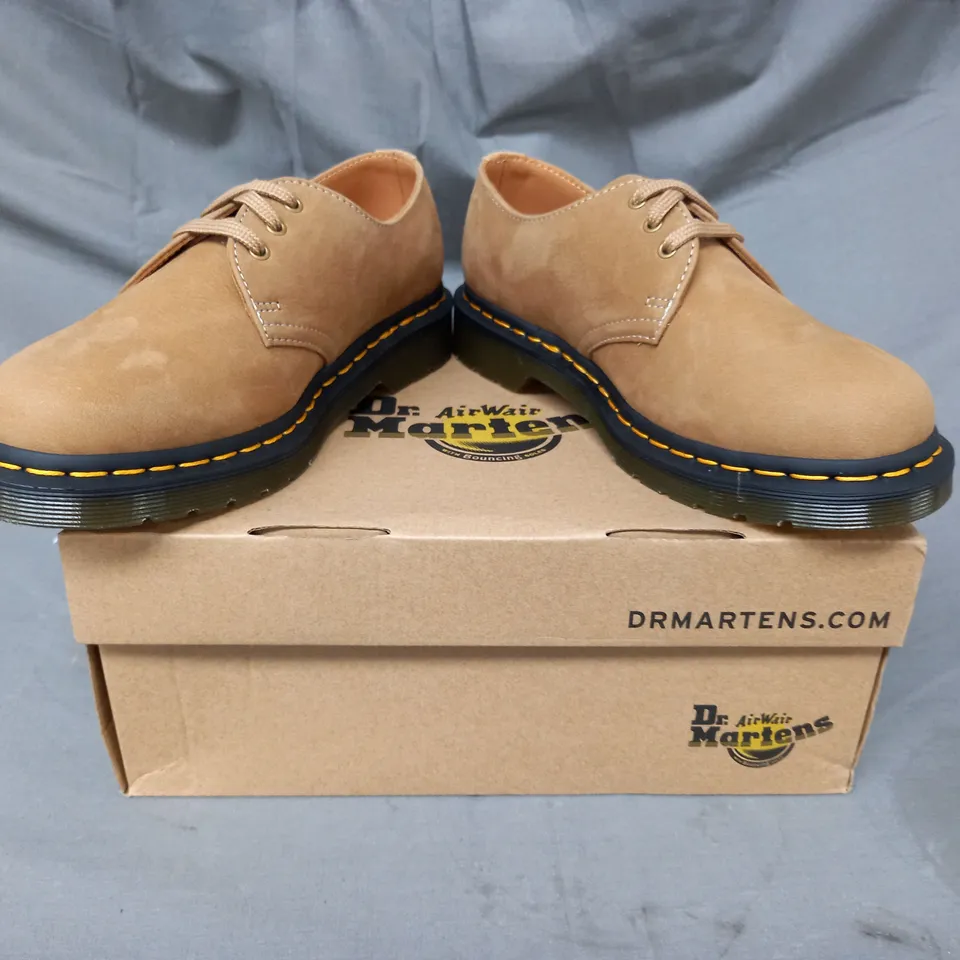 BOXED PAIR OF DR MARTENS 1461 SHOES IN SAVANNAH TAN UK SIZE 5