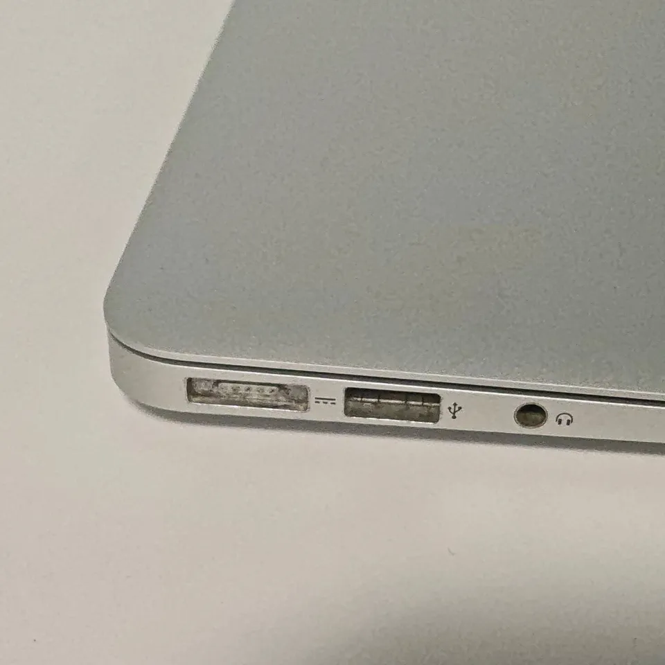UNBOXED APPLE MACBOOK AIR I-5 8GB/128GB IN SILVER - A1466