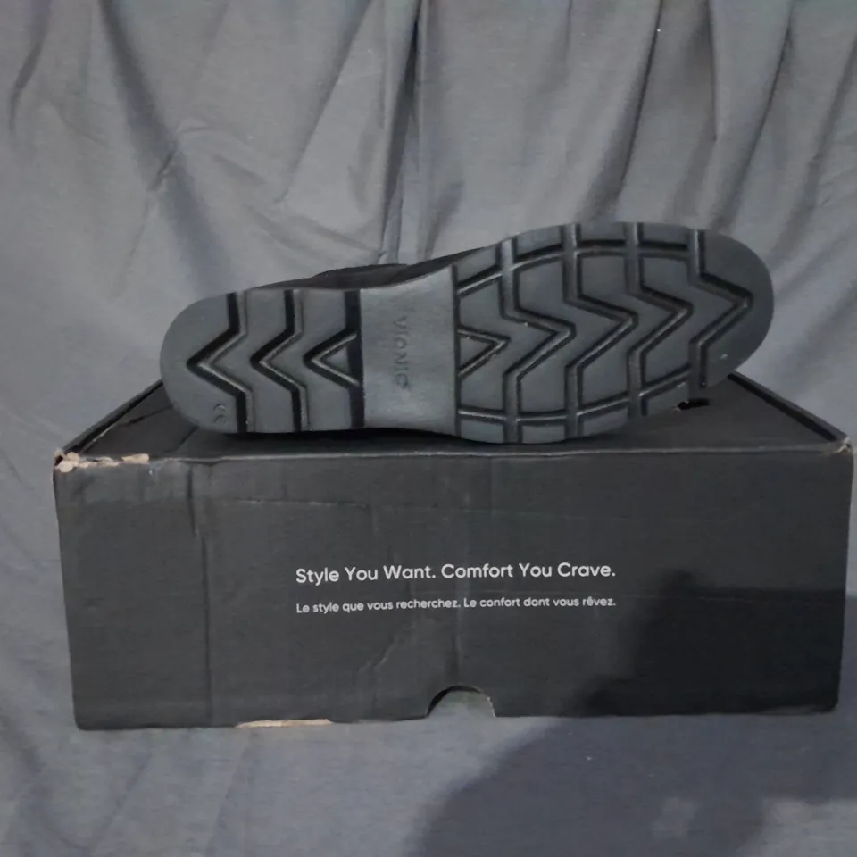 BOXED PAIR OF VIONIC LARSON LACE UP BOOTS IN BLACK SIZE 7 