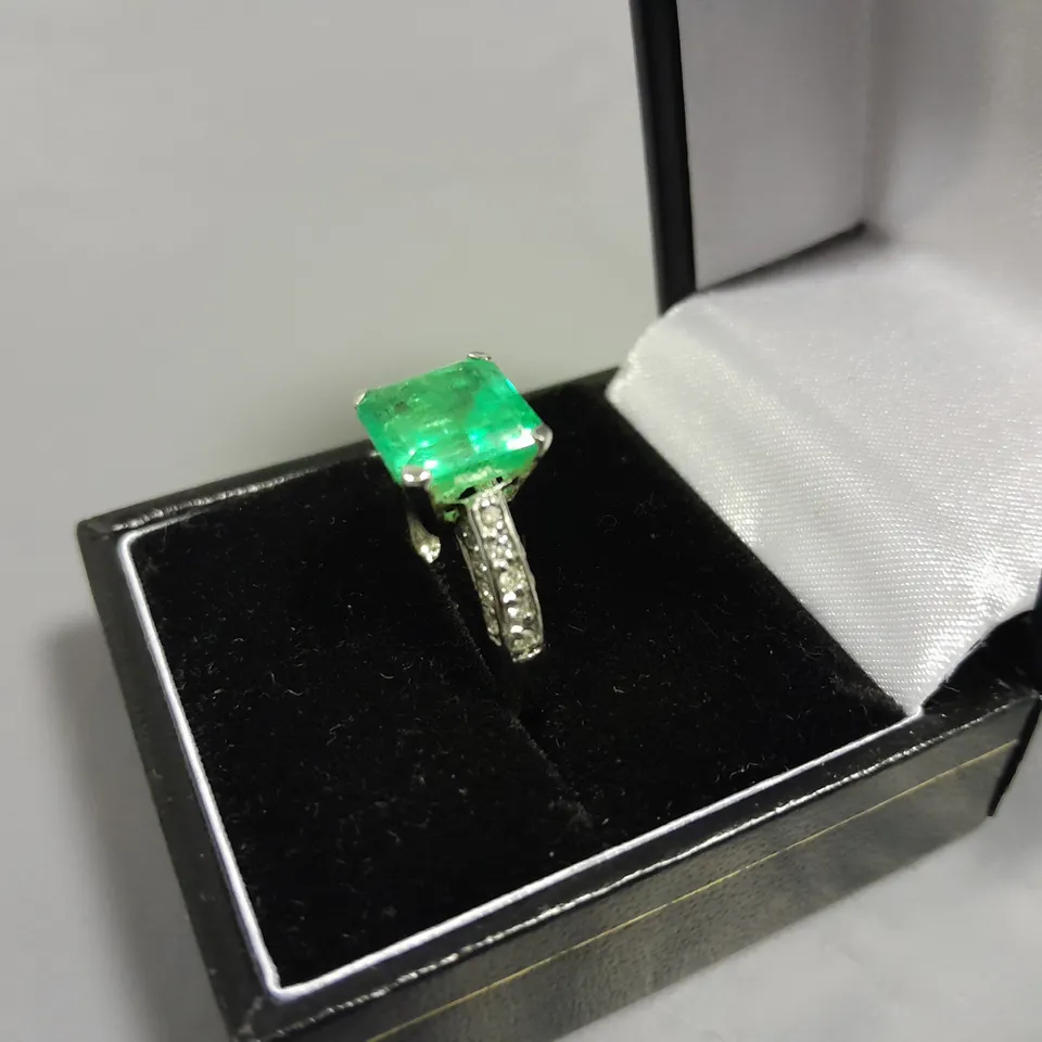 18CT WHITE GOLD DRESS RING SET WITH AN EMERALD AND NATURAL DIAMOND SHOULDERS WEIGHING +-4.45CT