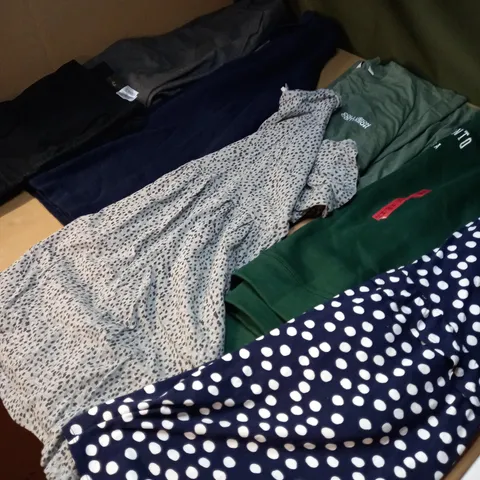 LOT OF APPROX 20 ASSORTED CLOTHING ITEMS VARYING IN SIZE/COLOUR/STYLE TO INCLUDE: TROUSERS, SKIRTS, TOPS