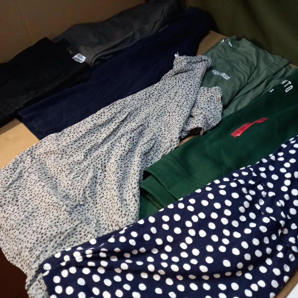LOT OF APPROX 20 ASSORTED CLOTHING ITEMS VARYING IN SIZE/COLOUR/STYLE TO INCLUDE: TROUSERS, SKIRTS, TOPS