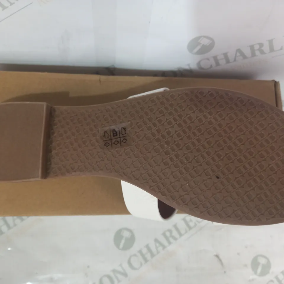 BOXED PAIR OF DUNE LONDON OPEN TOE SLIP-ON FLAT SANDALS IN WHITE UK SIZE 6