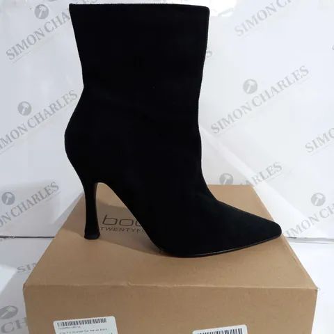 BOXED BOOHOO WIDE FIT POINTED HEALED BOOTS IN BLACK - SIZE 8
