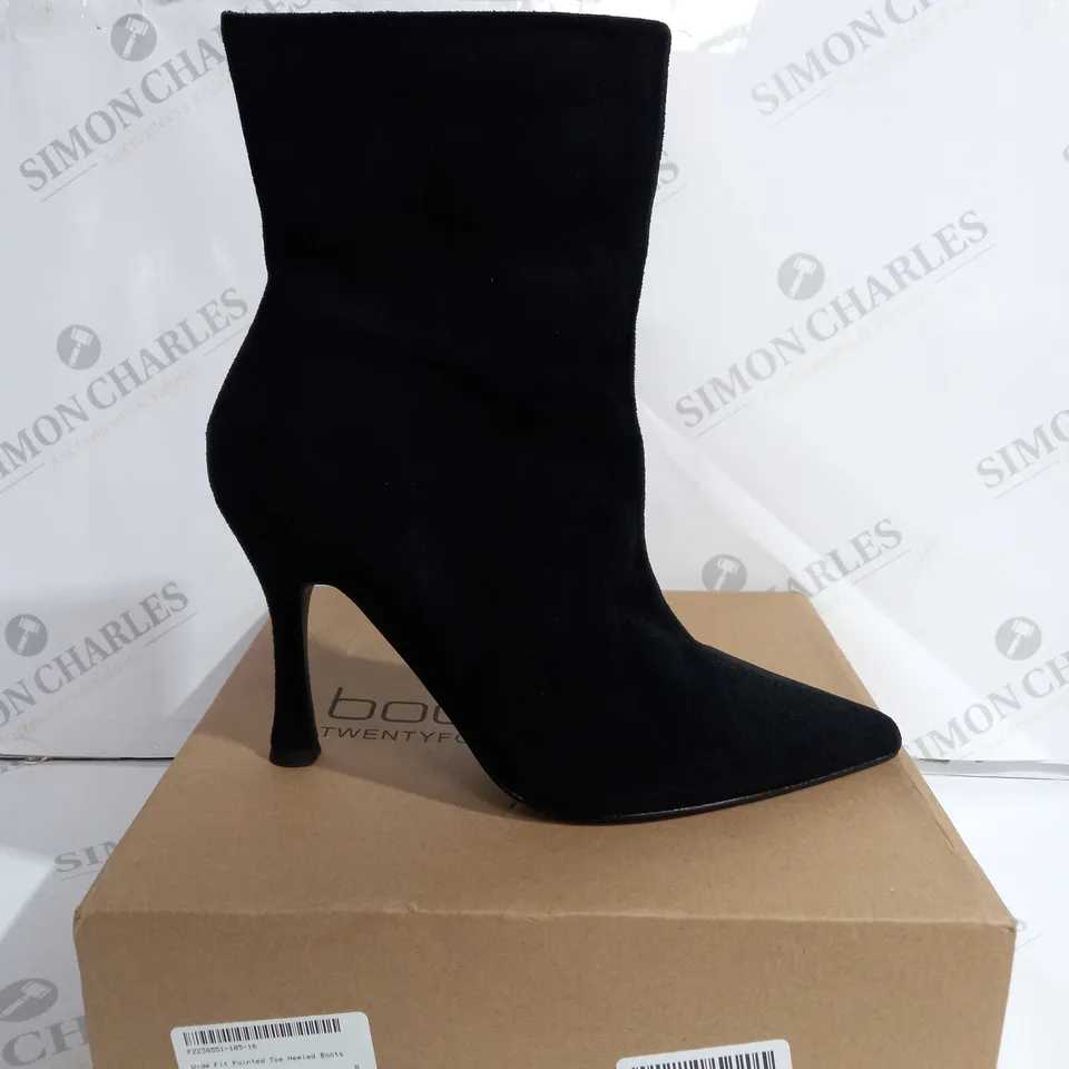 BOXED BOOHOO WIDE FIT POINTED HEALED BOOTS IN BLACK - SIZE 8