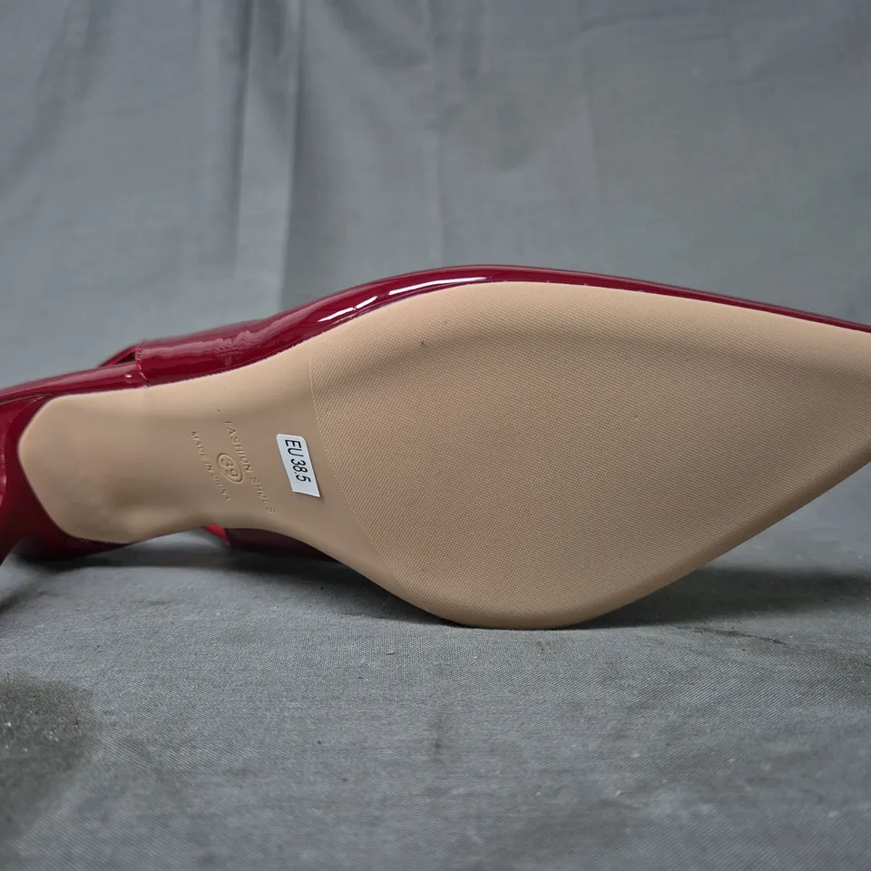 BOXED PAIR OF XIN JING POINTED TOE LOW HEEL SHOES IN RED EU SIZE 39